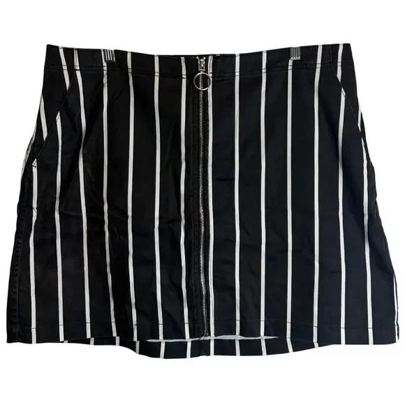 Volcom Frochickie Stripe Mini Skirt Womens 14W Black White Zip Front NWT New - Picture 1 of 10